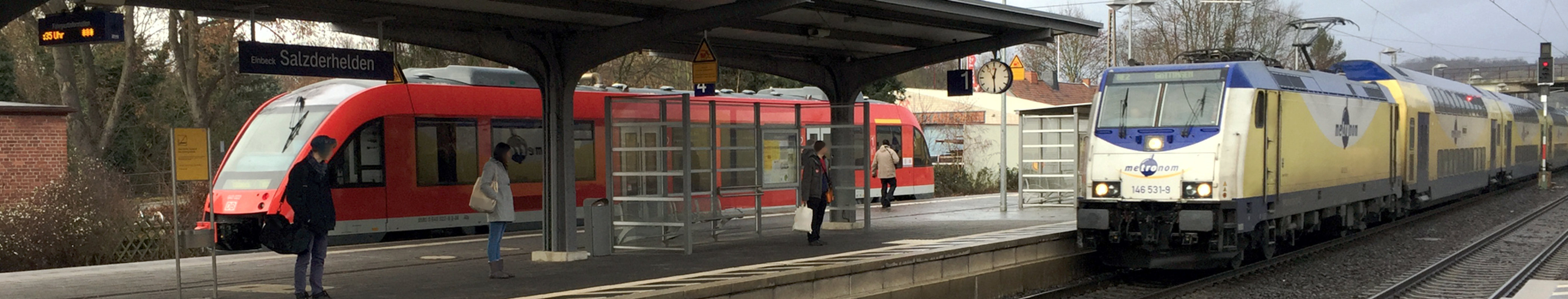 Zwei Züge stehen an der Station Salzderhelden