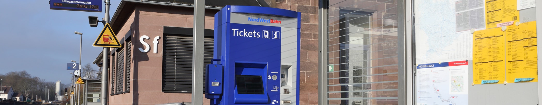 blauer NordWestBahn Ticketautomat an einer Bahnhaltestelle