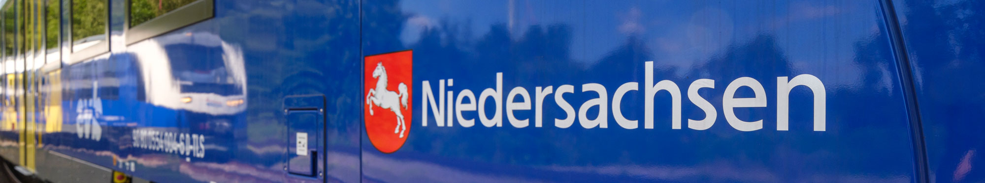 Fahrzeug spiegelt sich in der Seitenansicht eines anderen